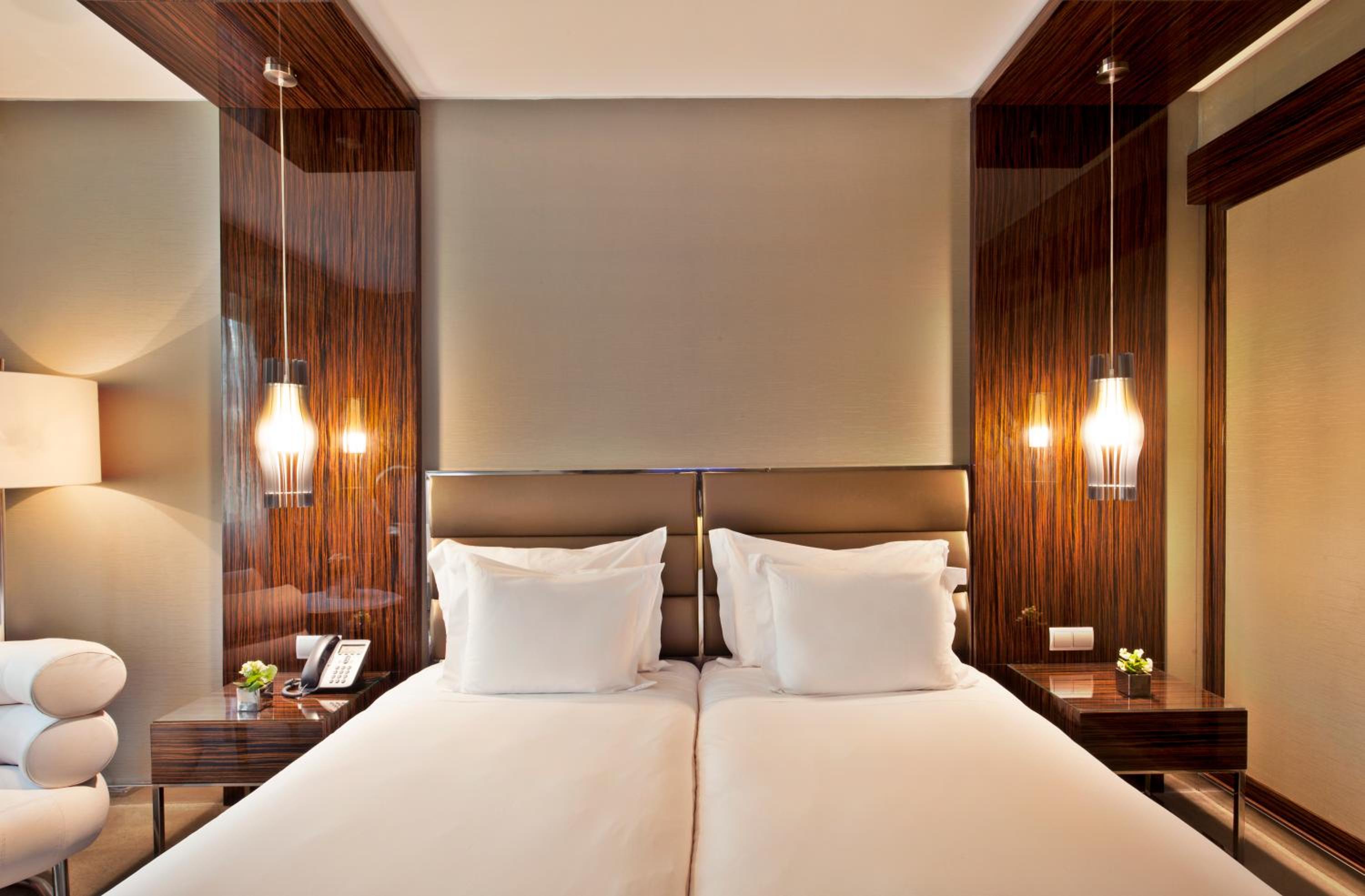 غرفة ديلوكس بسرير مزدوج أو سريرين منفصلين مع سرير إضافي، Altis Grand Hotel 4/7