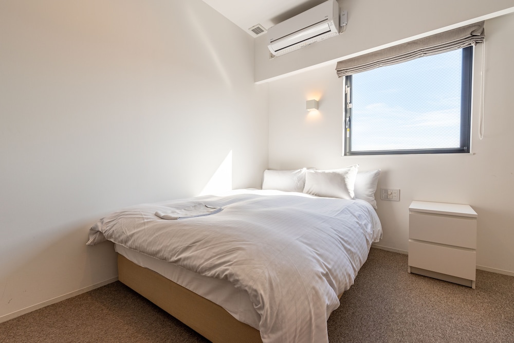 ROOM, DOUBLE BED