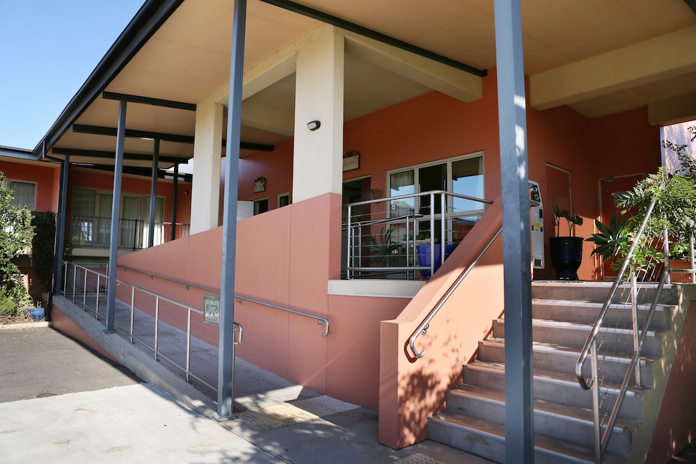 Forbes Victoria Inn 6/55