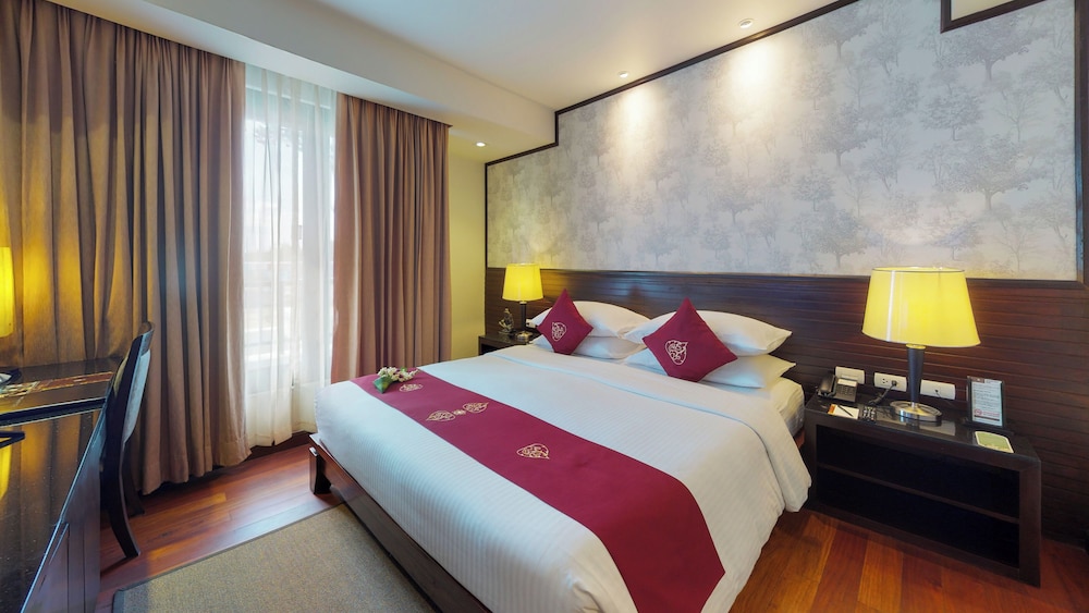 EXECUTIVE, SUITE, KING BED
