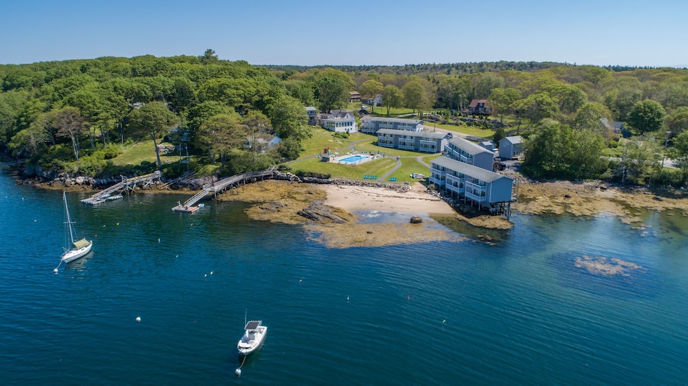 Smuggler’s Cove Inn 35/50