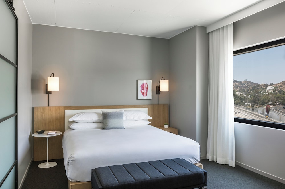 Everly, Suite, King Bed, Accessible