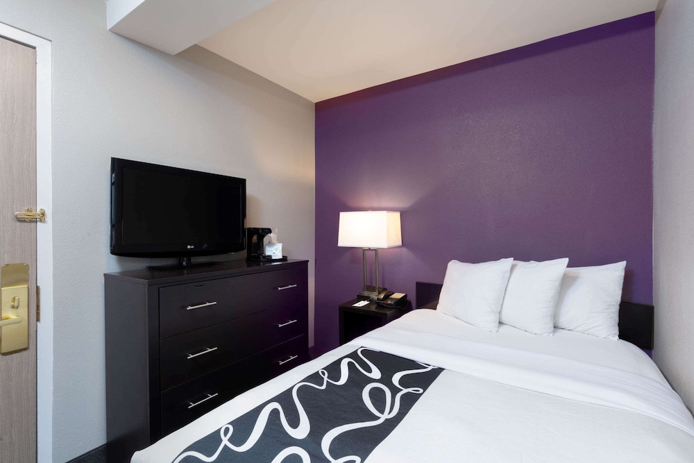 ROOM, DOUBLE BED