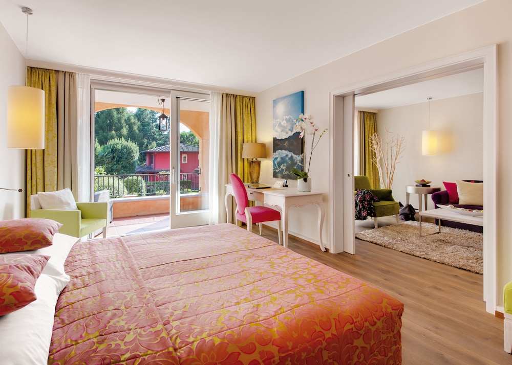 Luxury, Suite, Queen Bed, Sofa, South Wing