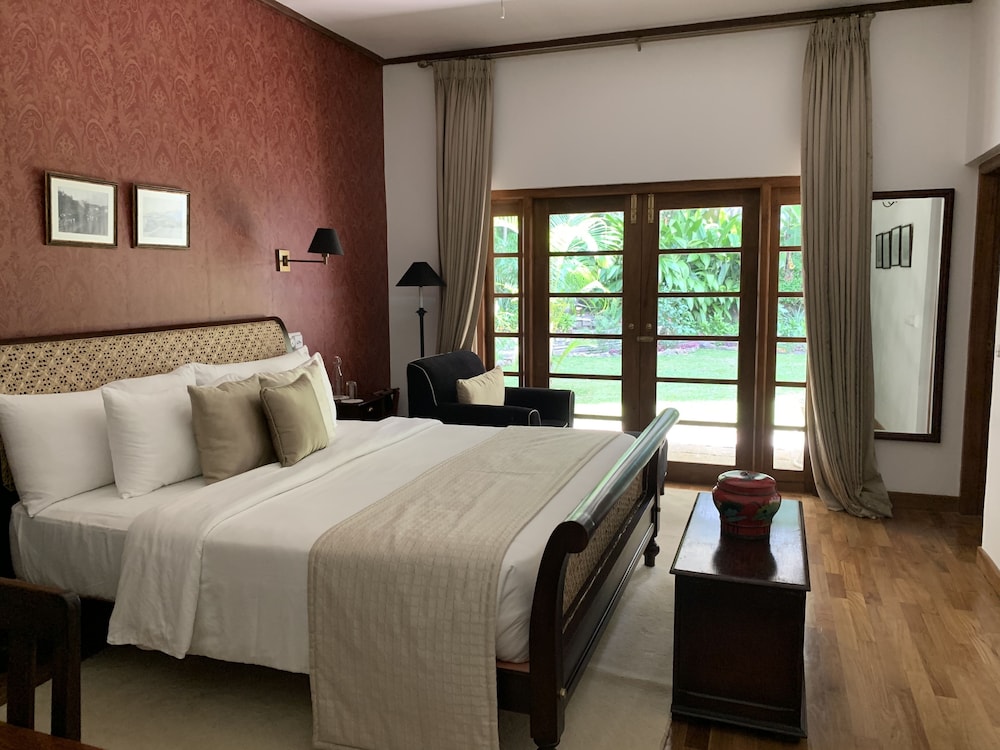 Junior Suite, King Bed, Garden View