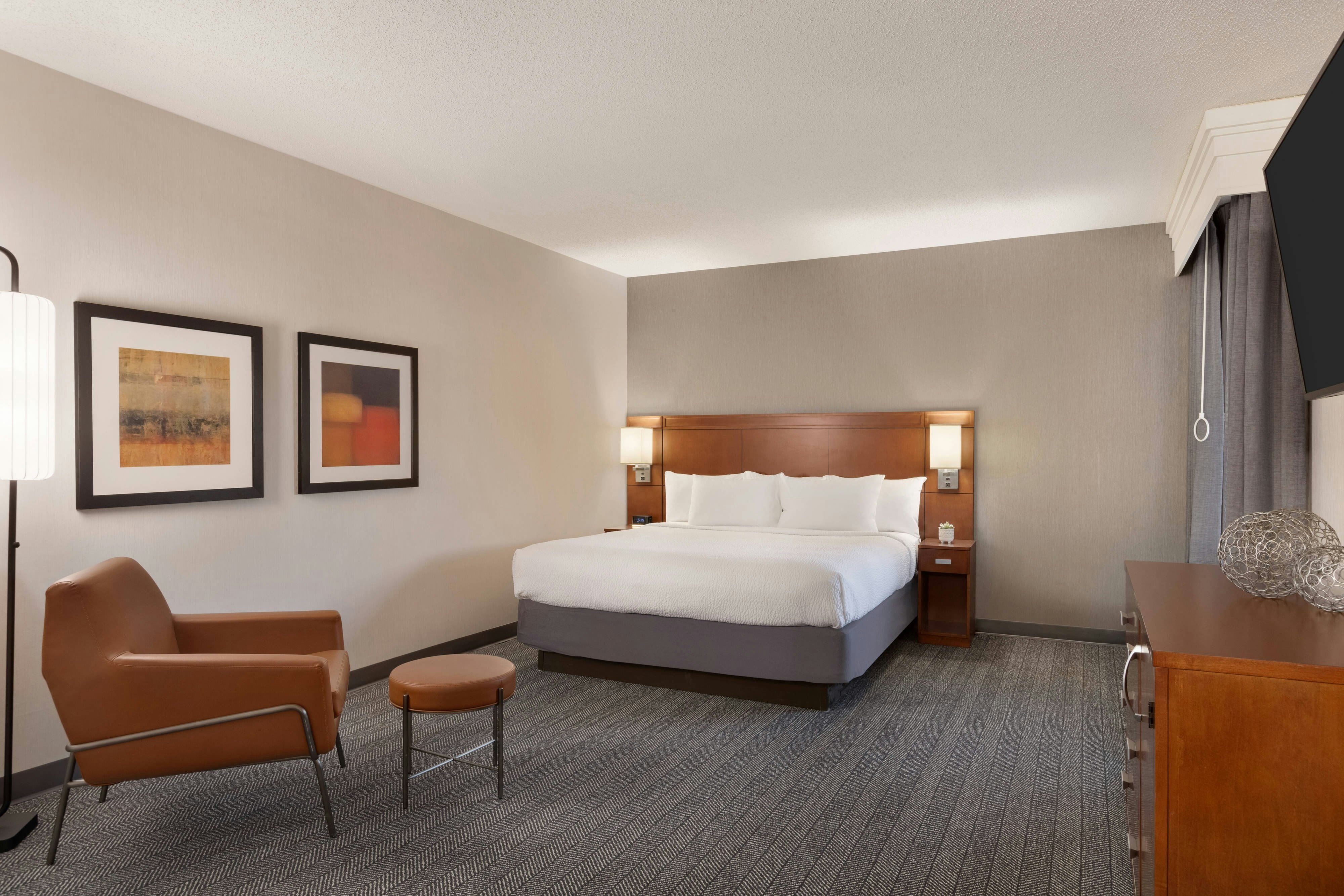غرفة بسرير كينج