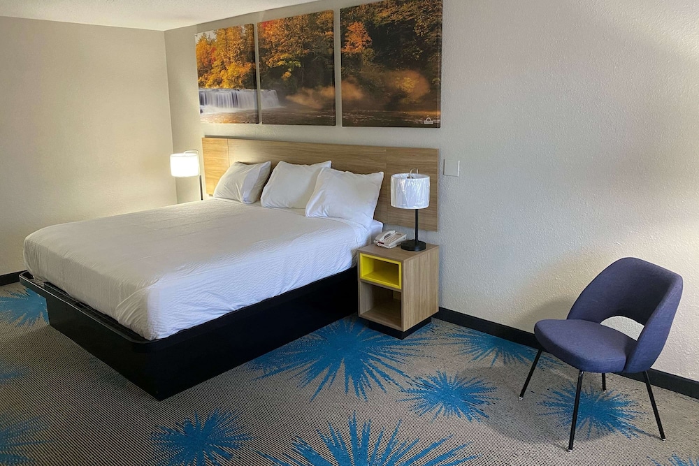 Days Inn by Wyndham Newnan 17/43