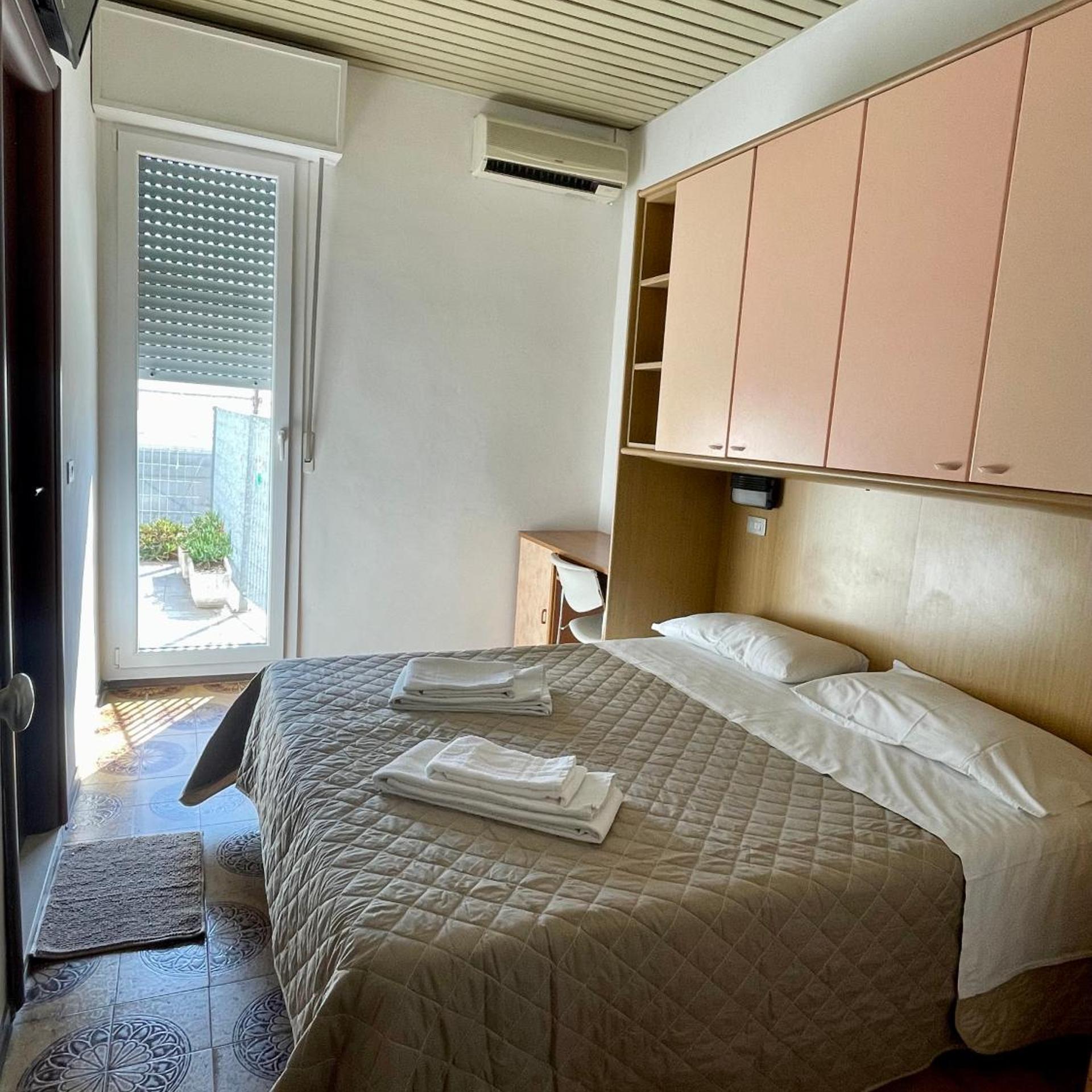 ROOM, DOUBLE OR TWIN BED