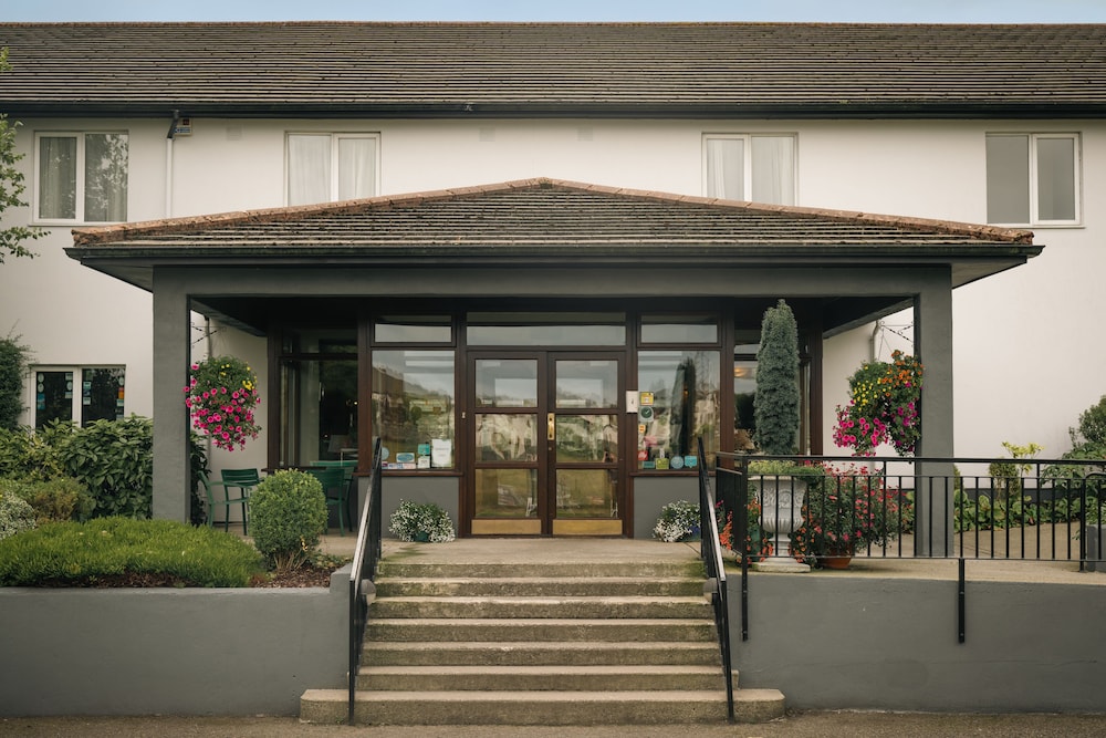 DOWNHILL INN 2/62