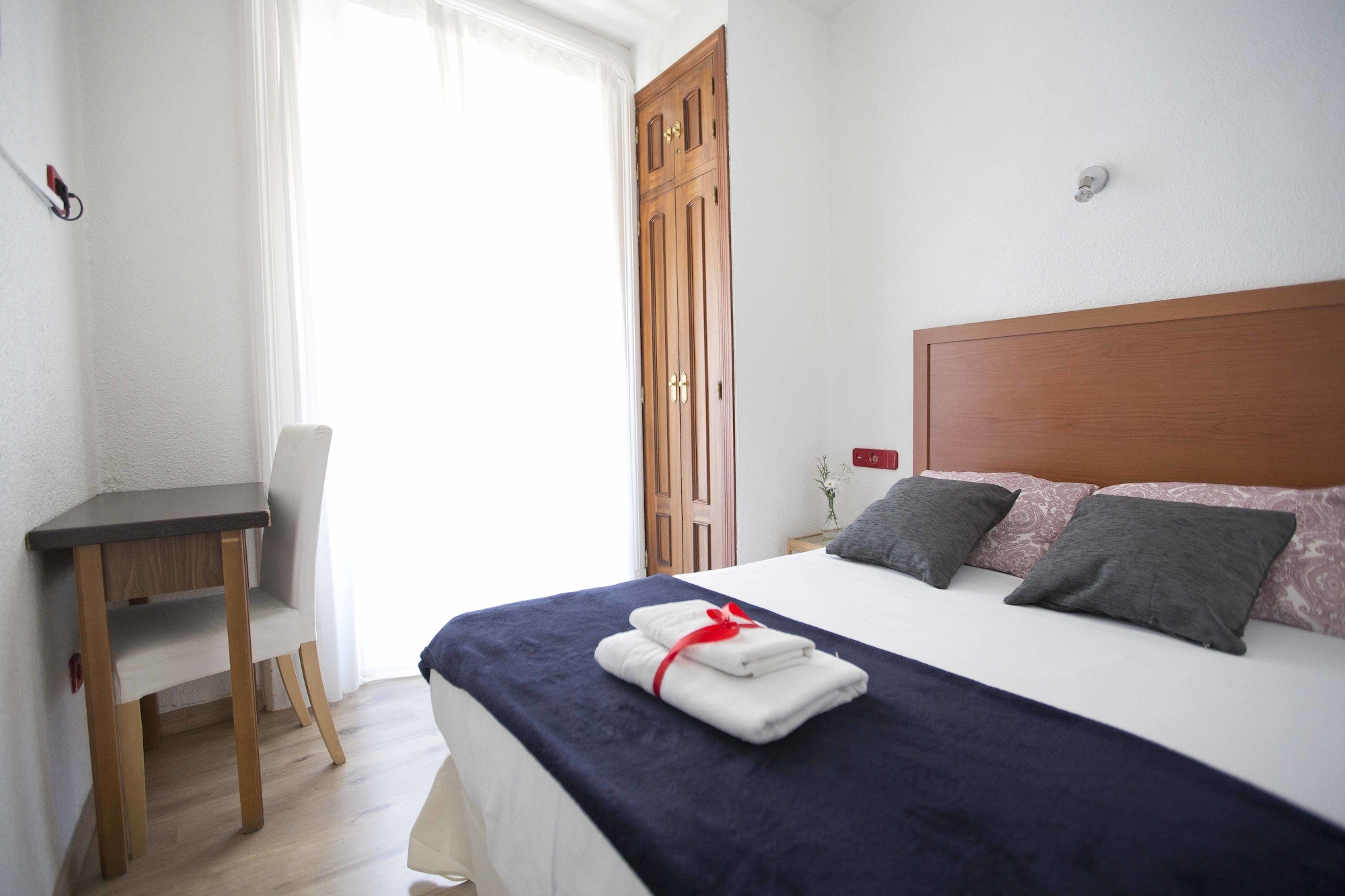 ROOM, SINGLE