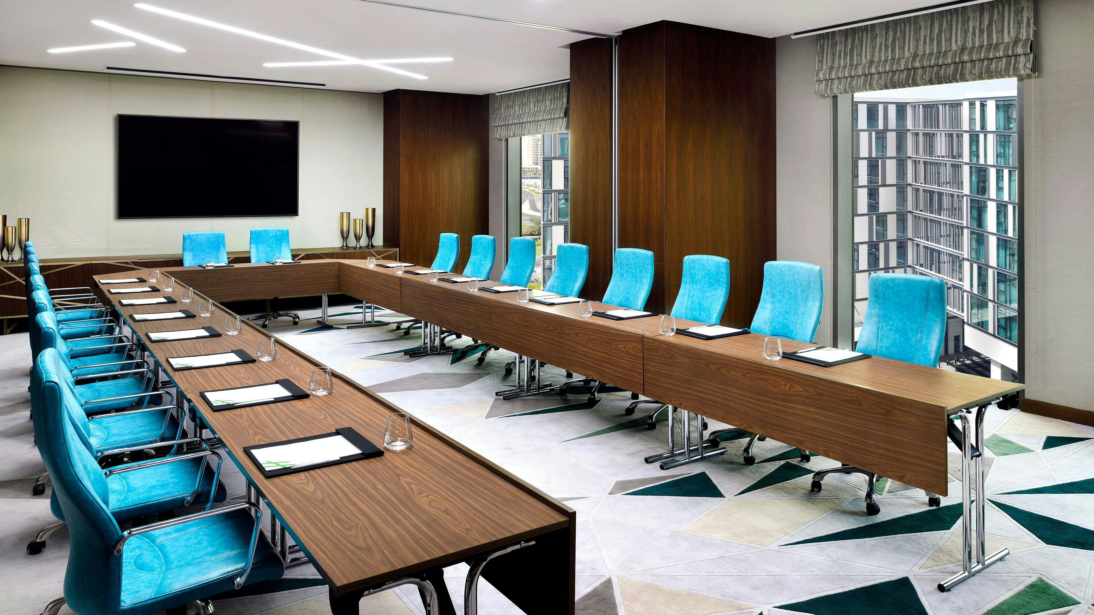 Holiday Inn Dubai Al Maktoum Airport 70/82
