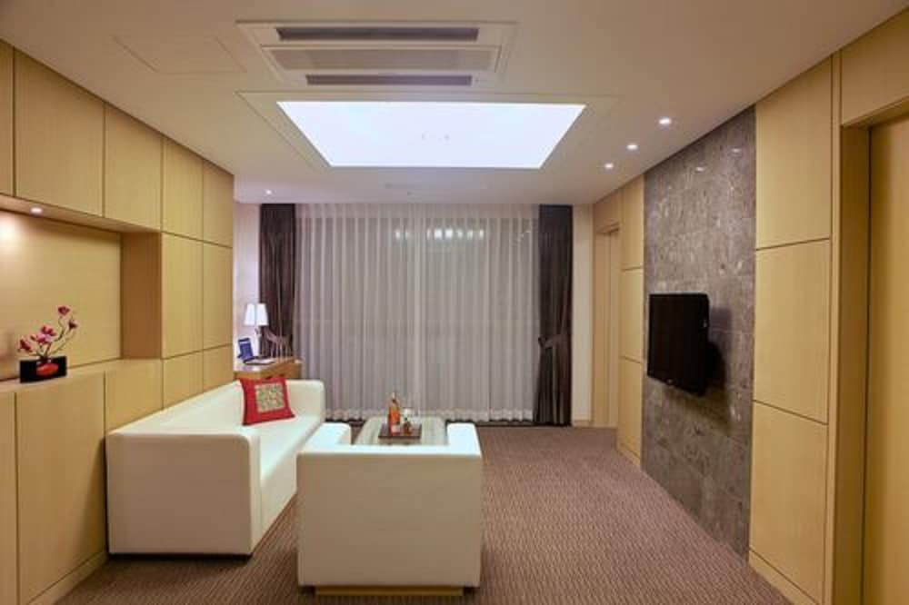 The Class 300 Hotel and Condominium 23/36