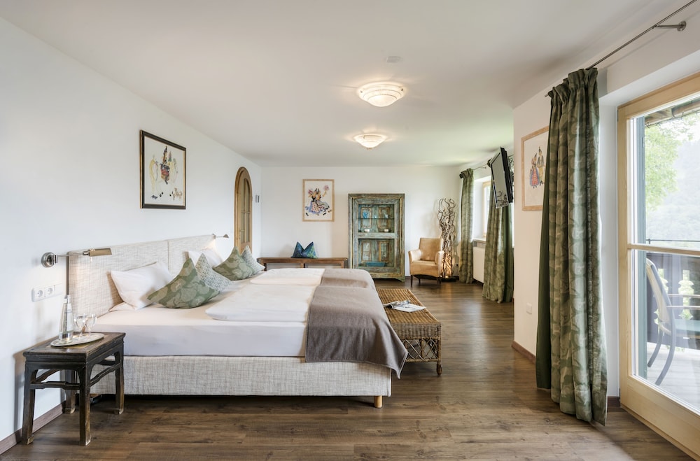 1 Bedroom, Suite, Lake View, Balcony