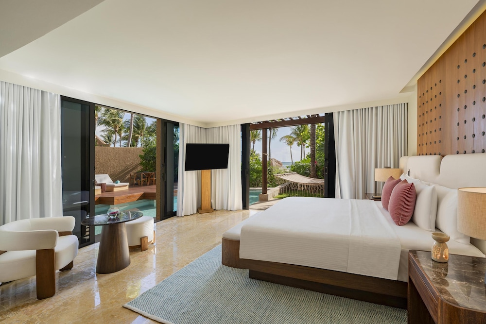 3 Bedrooms, Harmony, Pool, King and Twin Beds, Beach Front