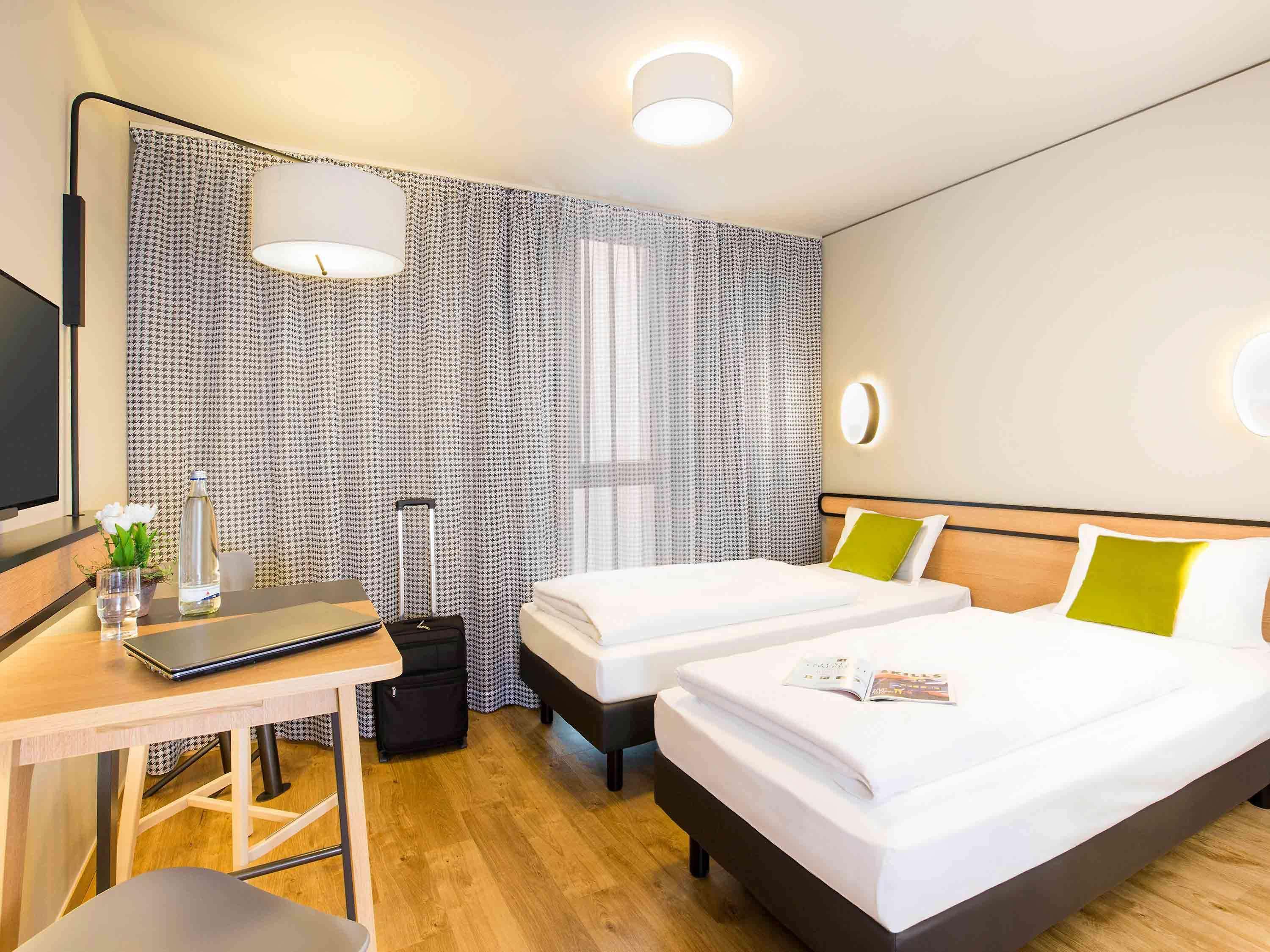 STUDIO, TWIN BEDS