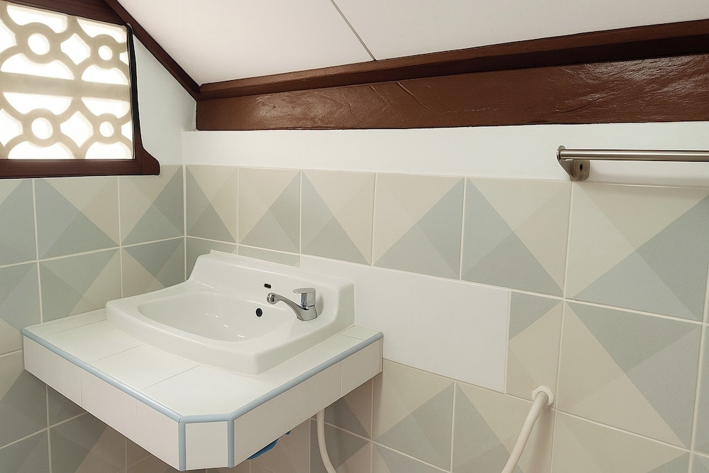 Bungalow, Queen Bed, with Fan، Palm Point Village 6/6