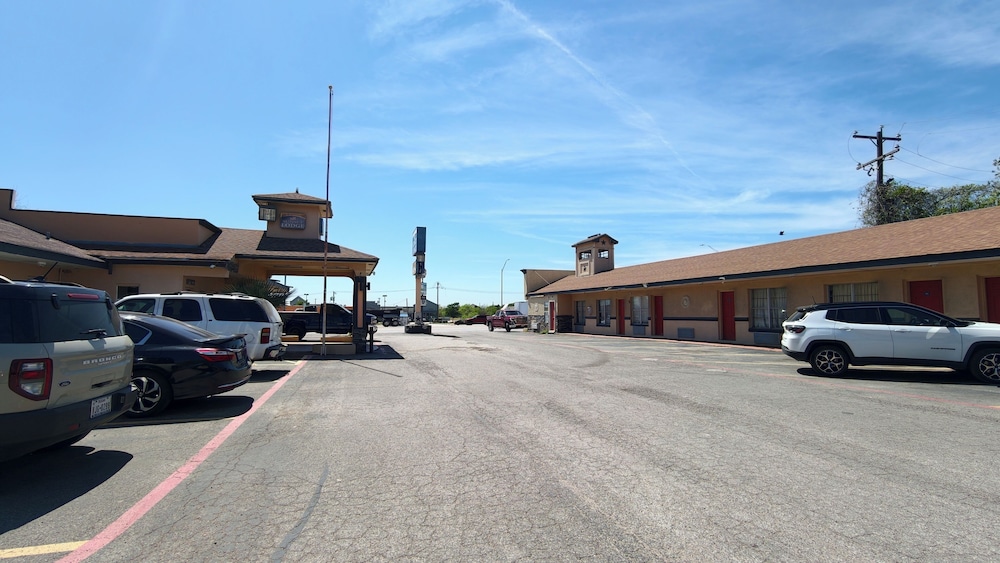 Sunset Lodge Elgin near US 290 by Hotel O 32/47