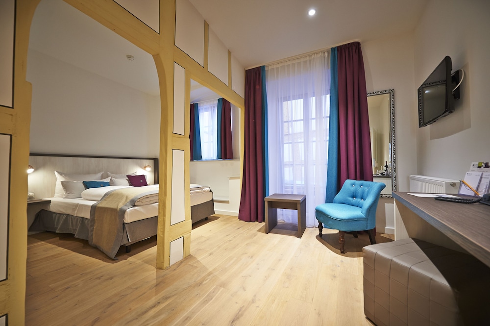 ROOM, DOUBLE BED