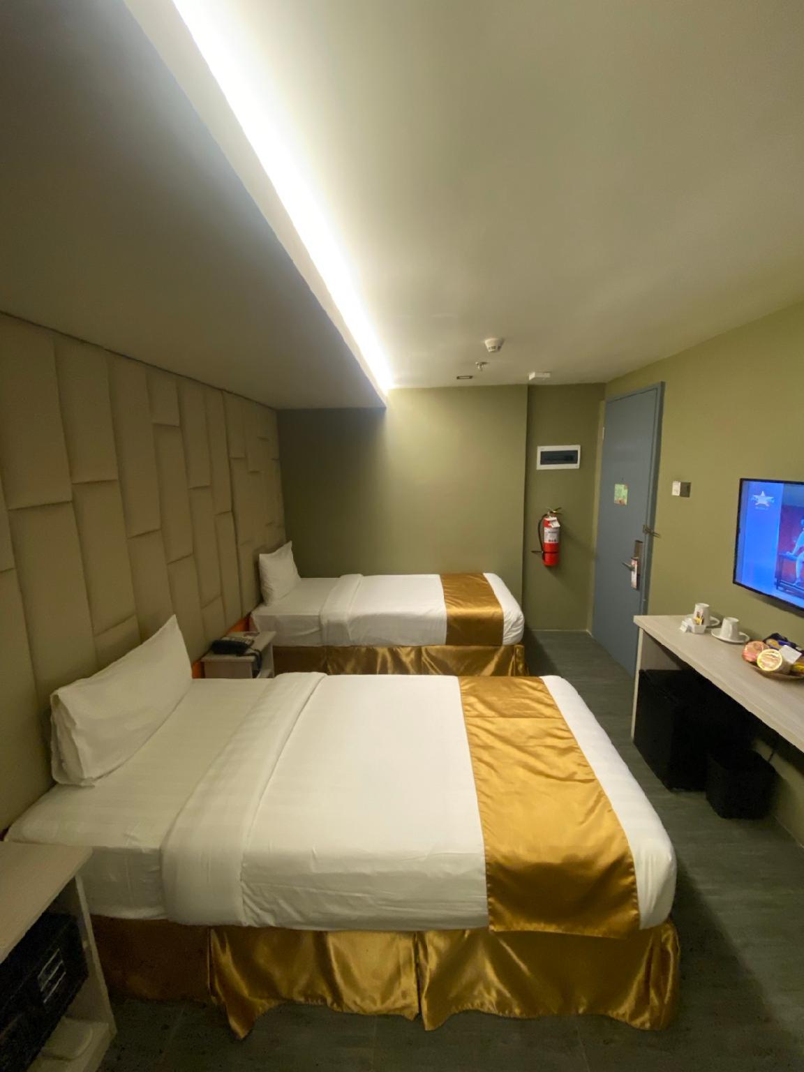 STUDIO, TWIN BEDS