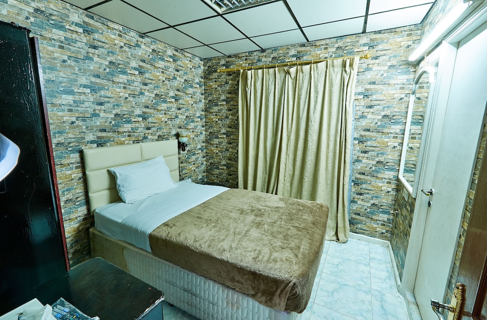 ROOM, SINGLE