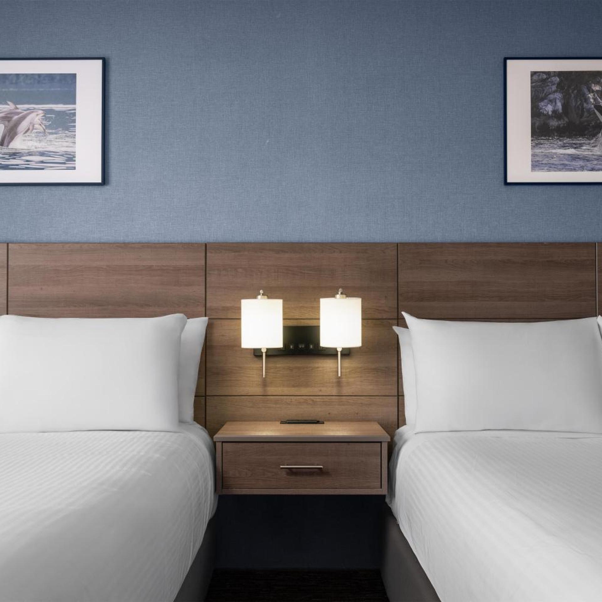 غرفة بسرير مزدوج بإطلالة على البحر بشرفة، Anchor Inn And Suites 2/3