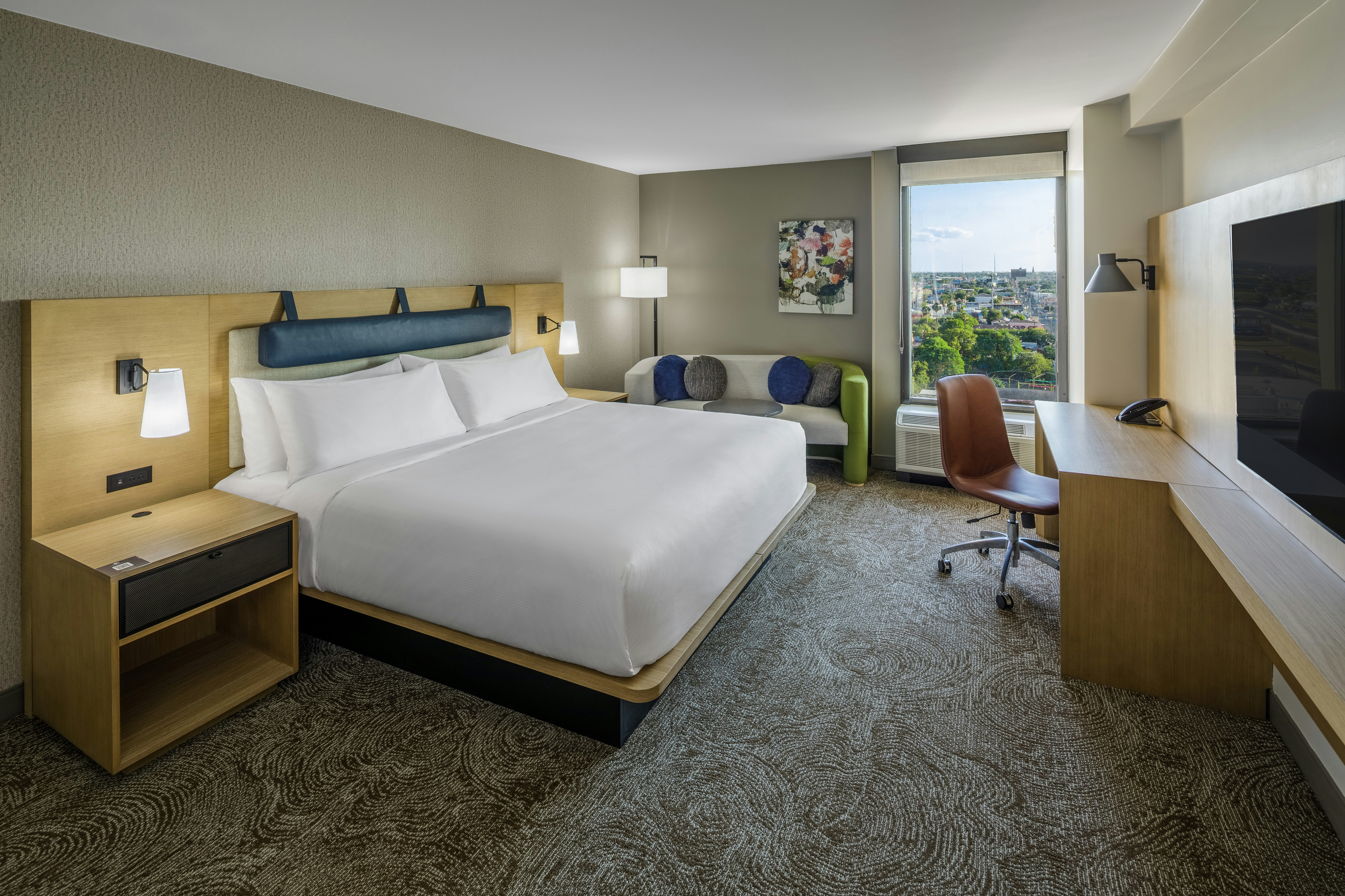 ROOM, KING BED