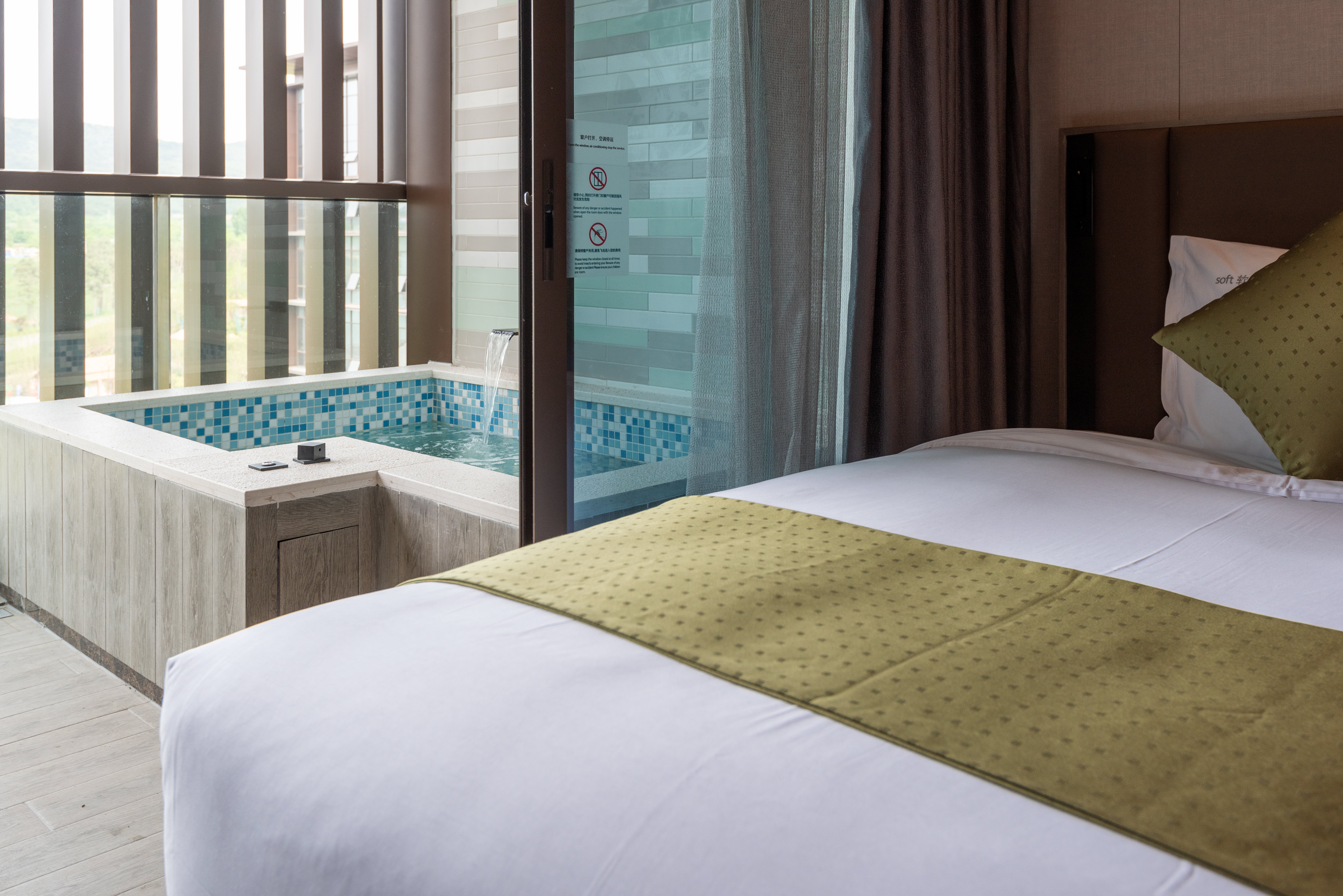 غرفة قياسية بسرير كينج بإطلالة على البحيرة، Holiday Inn Resort Maoshan Hot-Spring 10/10
