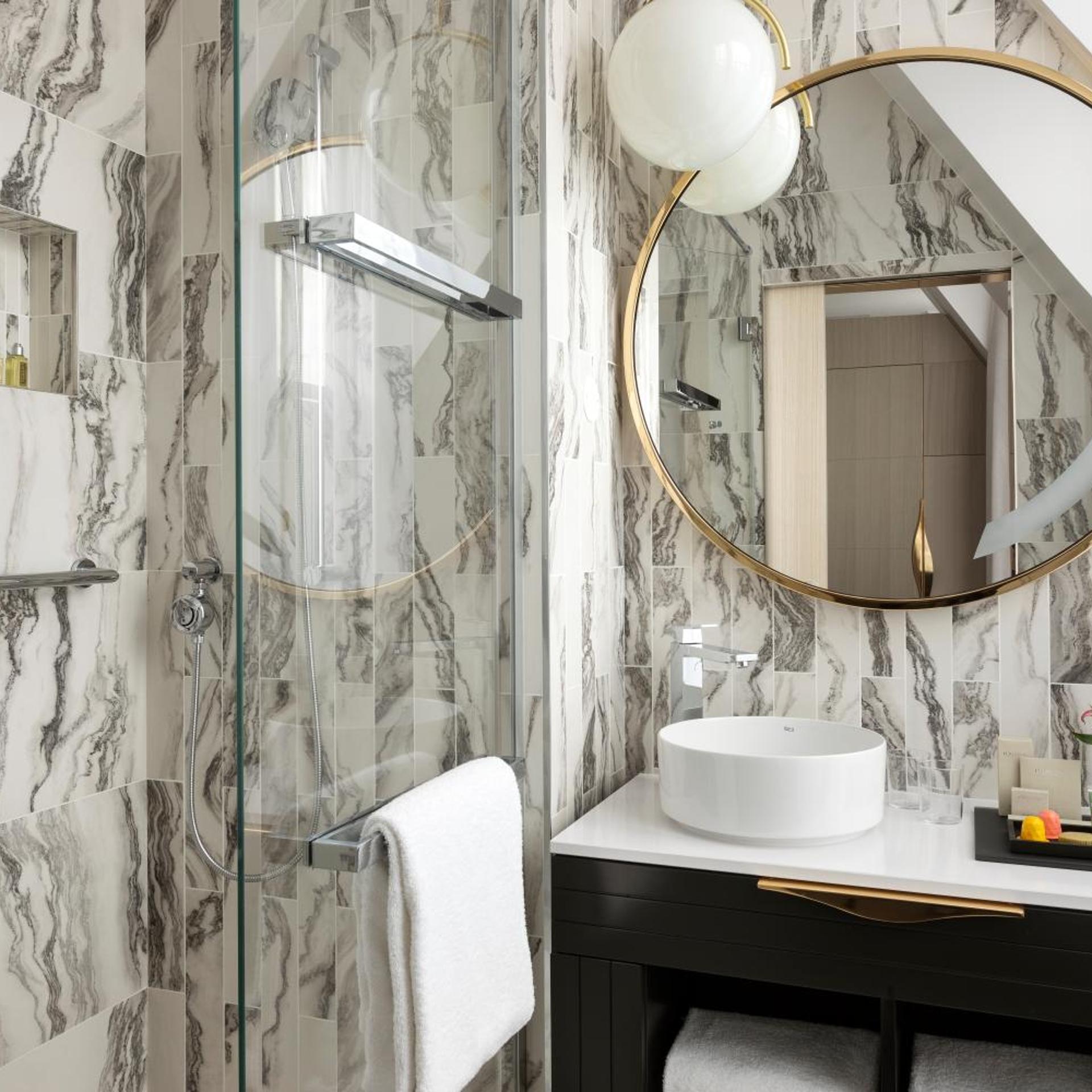 Duplex, Montmartre, King Bed، La Clef Champs-Elysees Paris By The Crest Collection 4/5
