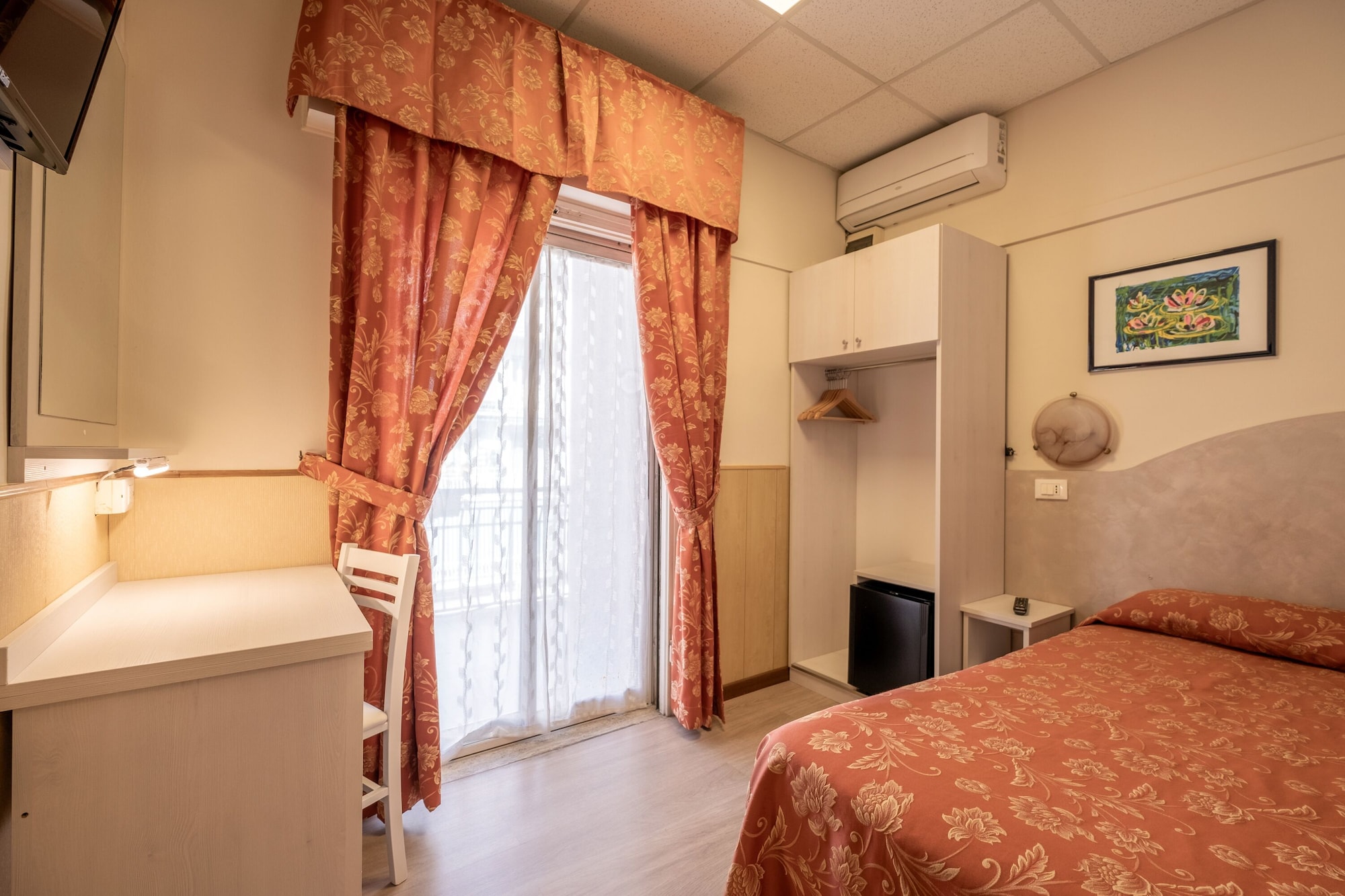 ROOM, SINGLE