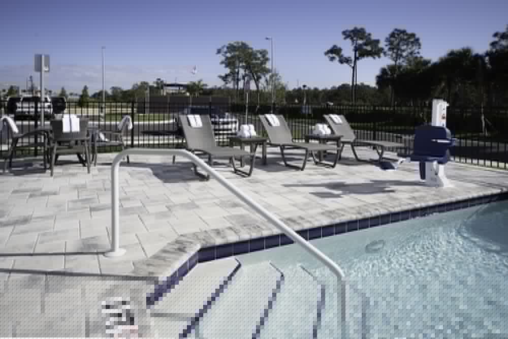 Holiday Inn Express & Suites Fort Myers Airport 31/54