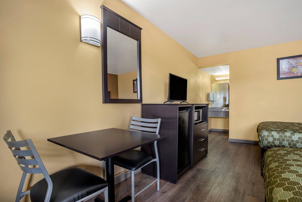 Econo Lodge Easton 52/61