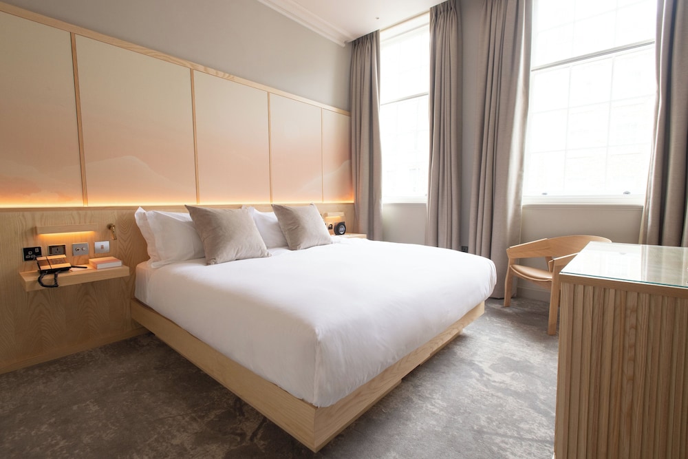 SUITE, KING BED