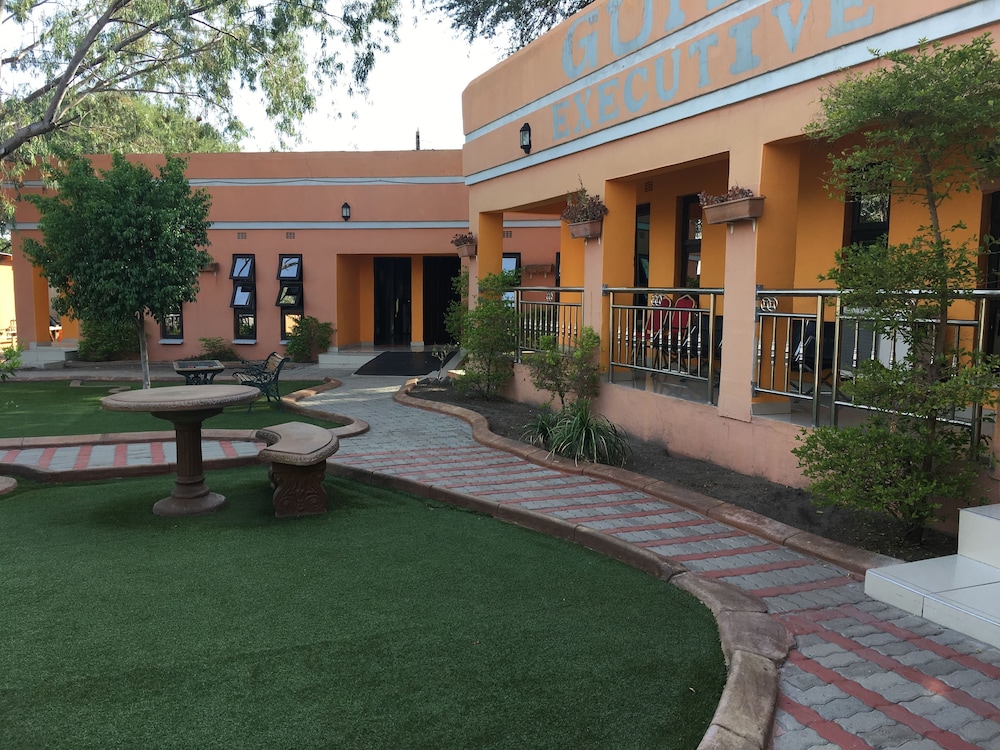 Gumare Executive Lodge 32/47