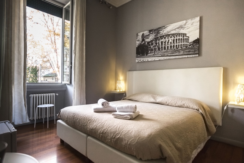 ROOM, DOUBLE BED, EXTERNAL BATHROOM