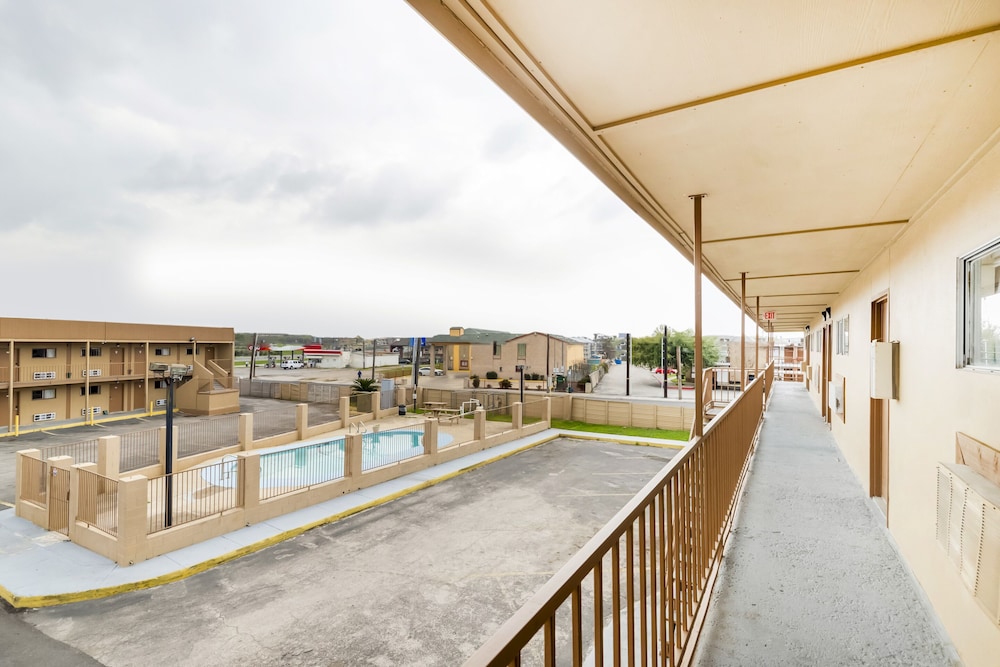 Oyo Hotel San Antonio Lackland AFB/Seaworld Hwy 90 W 45/52