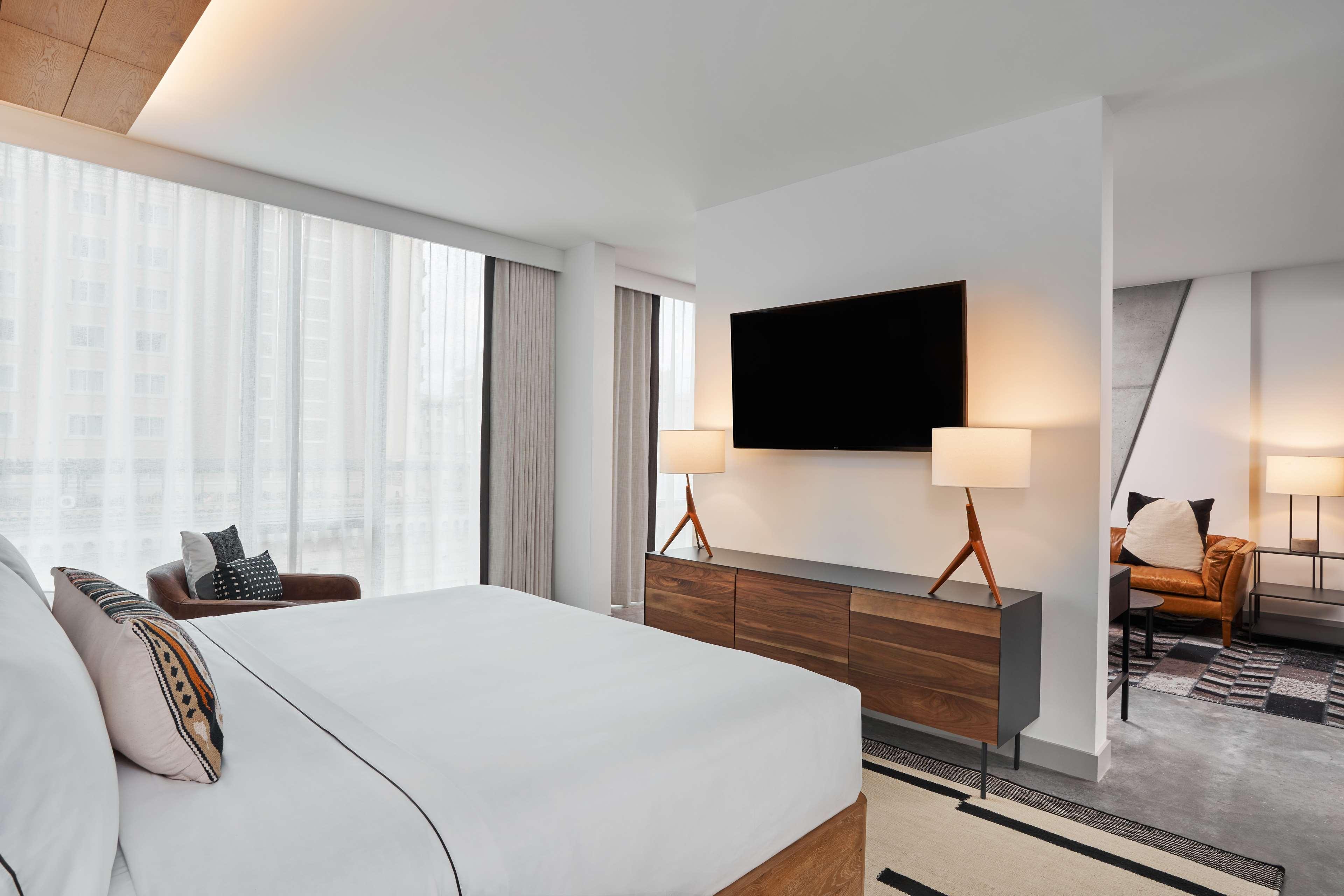 SUITE, KING BED, RIVERWALK VIEW