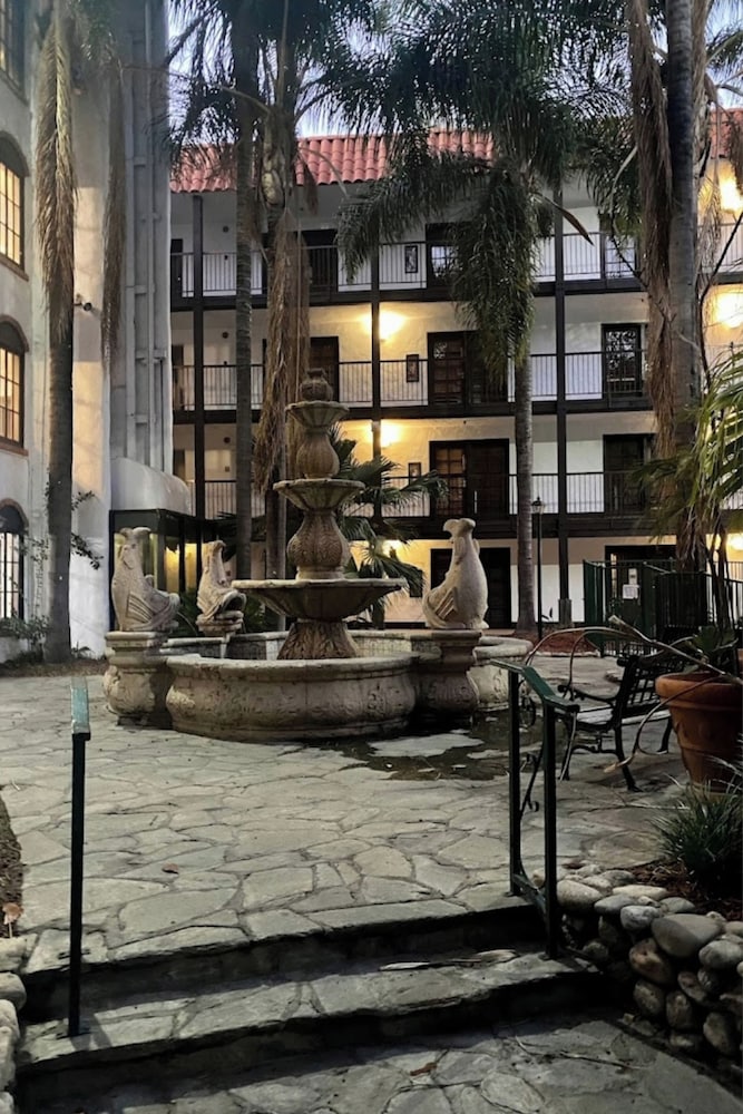 Buena Park Grand Hotel and Suites 35/75