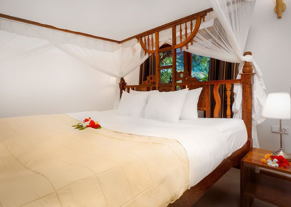 SUPERIOR, BUNGALOW, KING BED, PARTIAL OCEAN VIEW