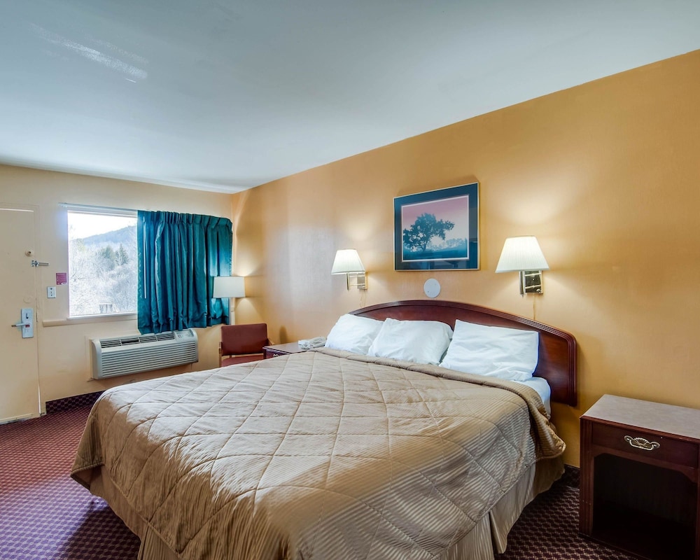 Econo Lodge Near Bluefield College 10/25