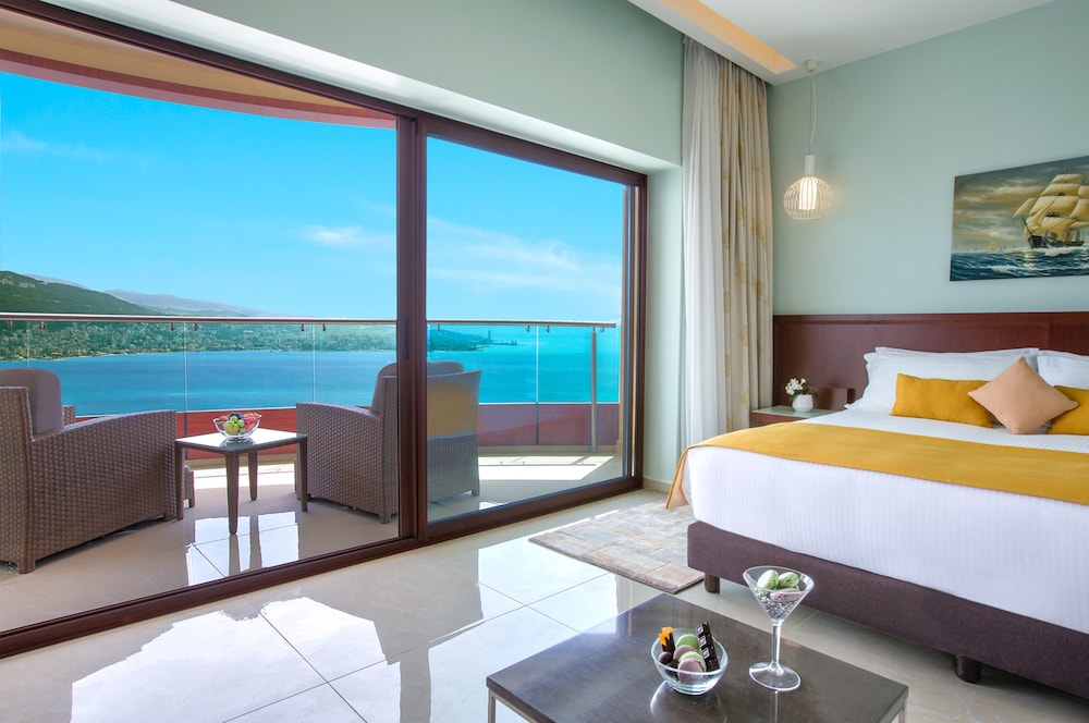 Executive, King Bed, Pool Access