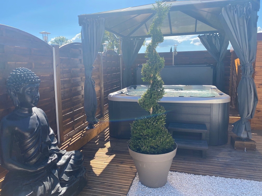 HOSTELLERIE DU CENTROTEL ET SPA 22/29