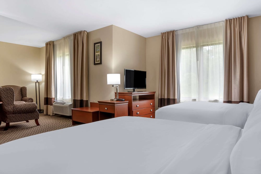 Suite, 2 Queen Beds, Sofa, Jetted Tub, Comfort Inn & Suites Midway - Tallahassee West 2/4