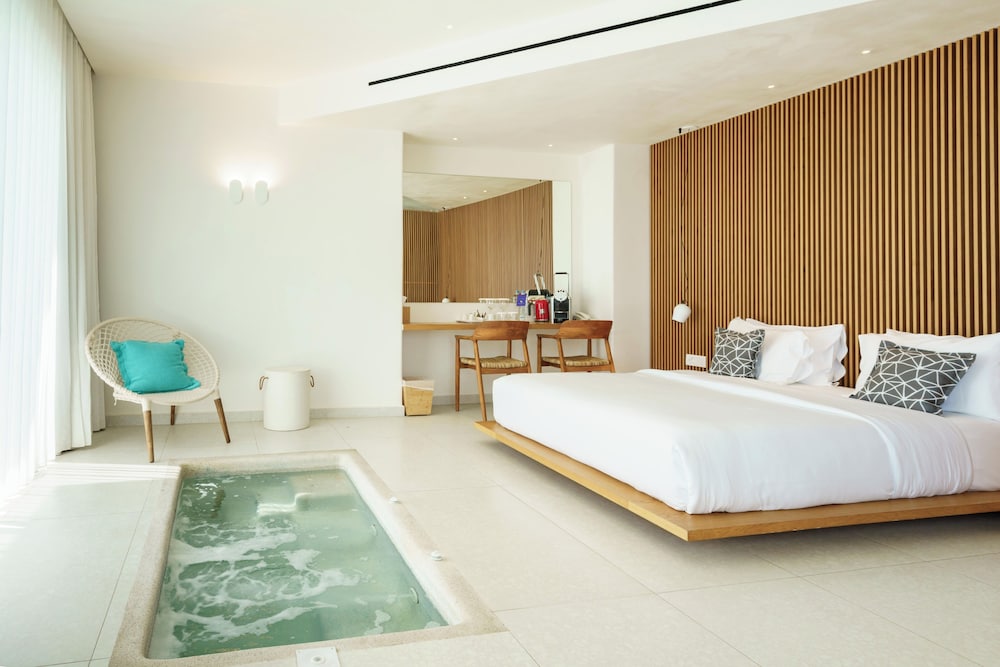 ISLAND, SUITE, PRIVATE POOL, JETTED TUB