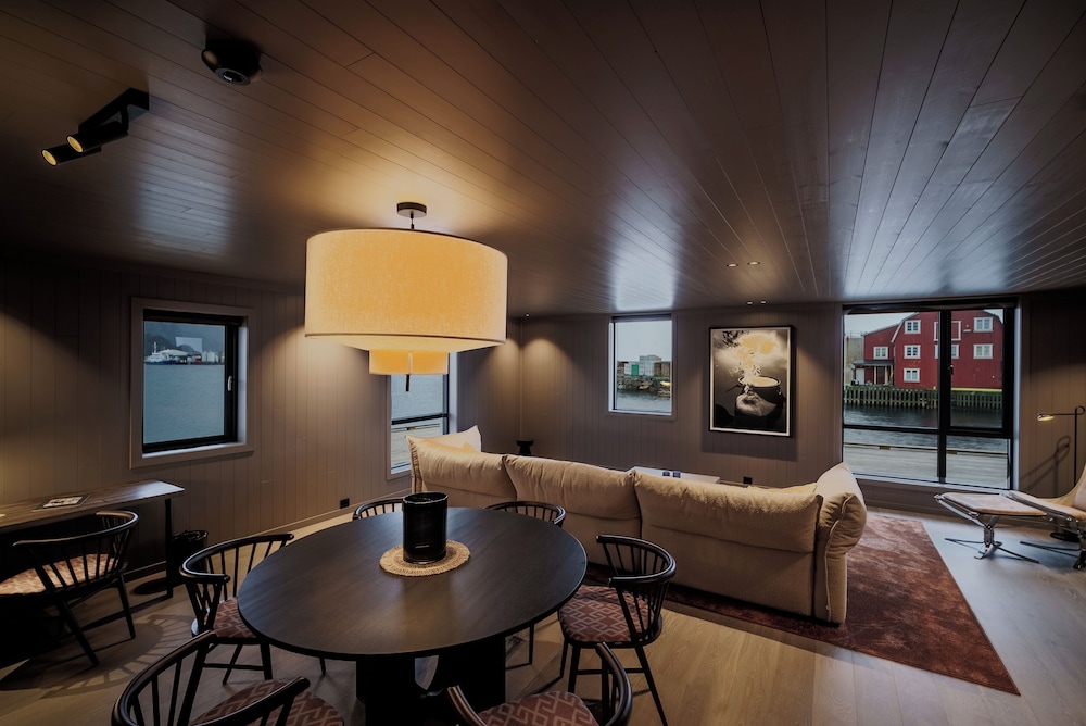 Henningsvaer Bryggehotell by Classic Norway Hotels 40/50