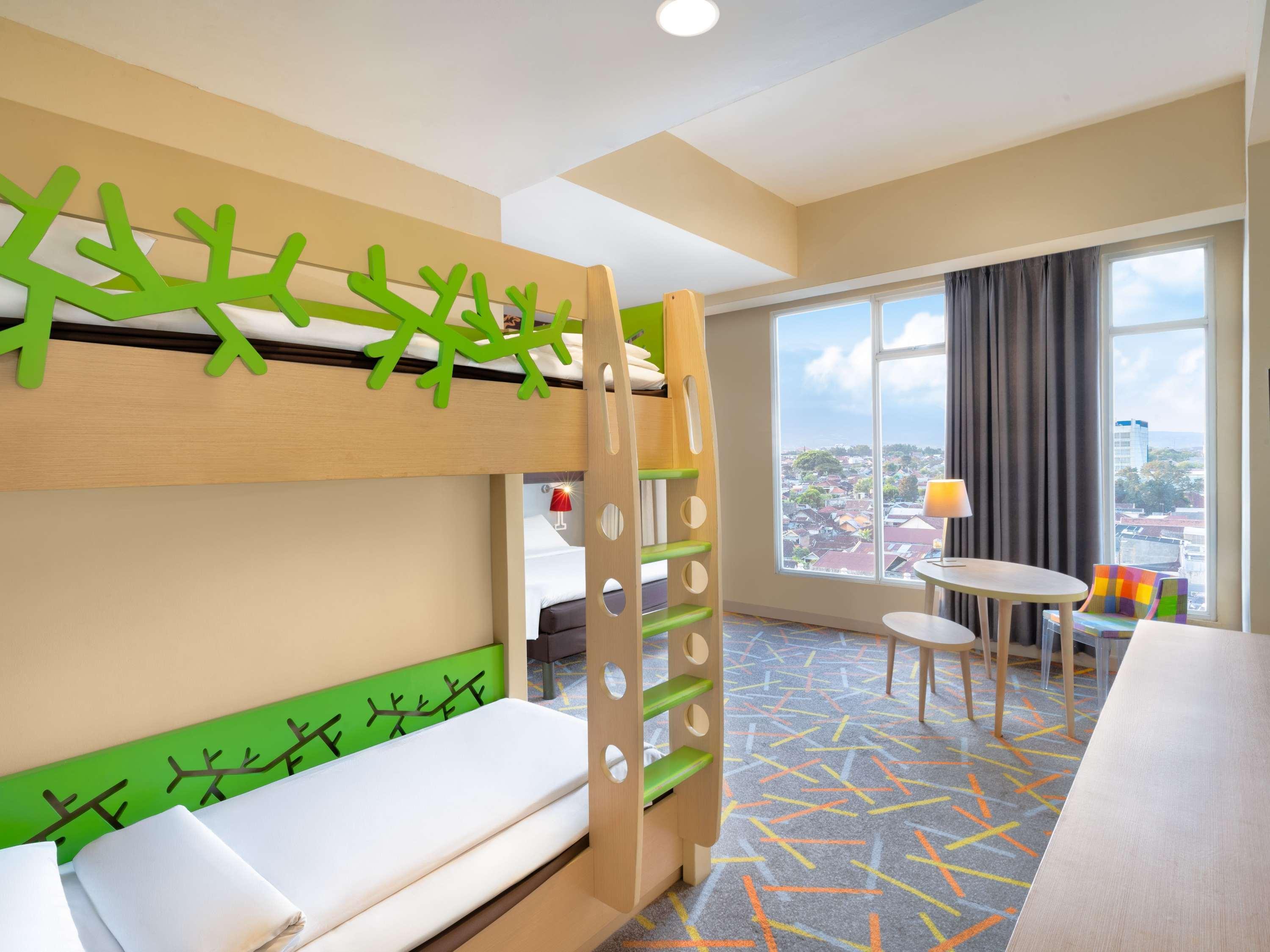 غرفة عائلية بسرير كينج وسرير بطابقين، Ibis Styles Malang 6/17
