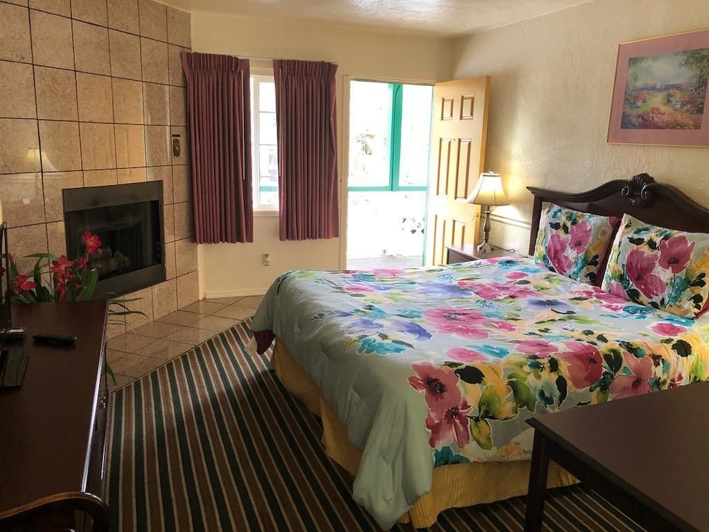 Monterey Pines Inn 31/42