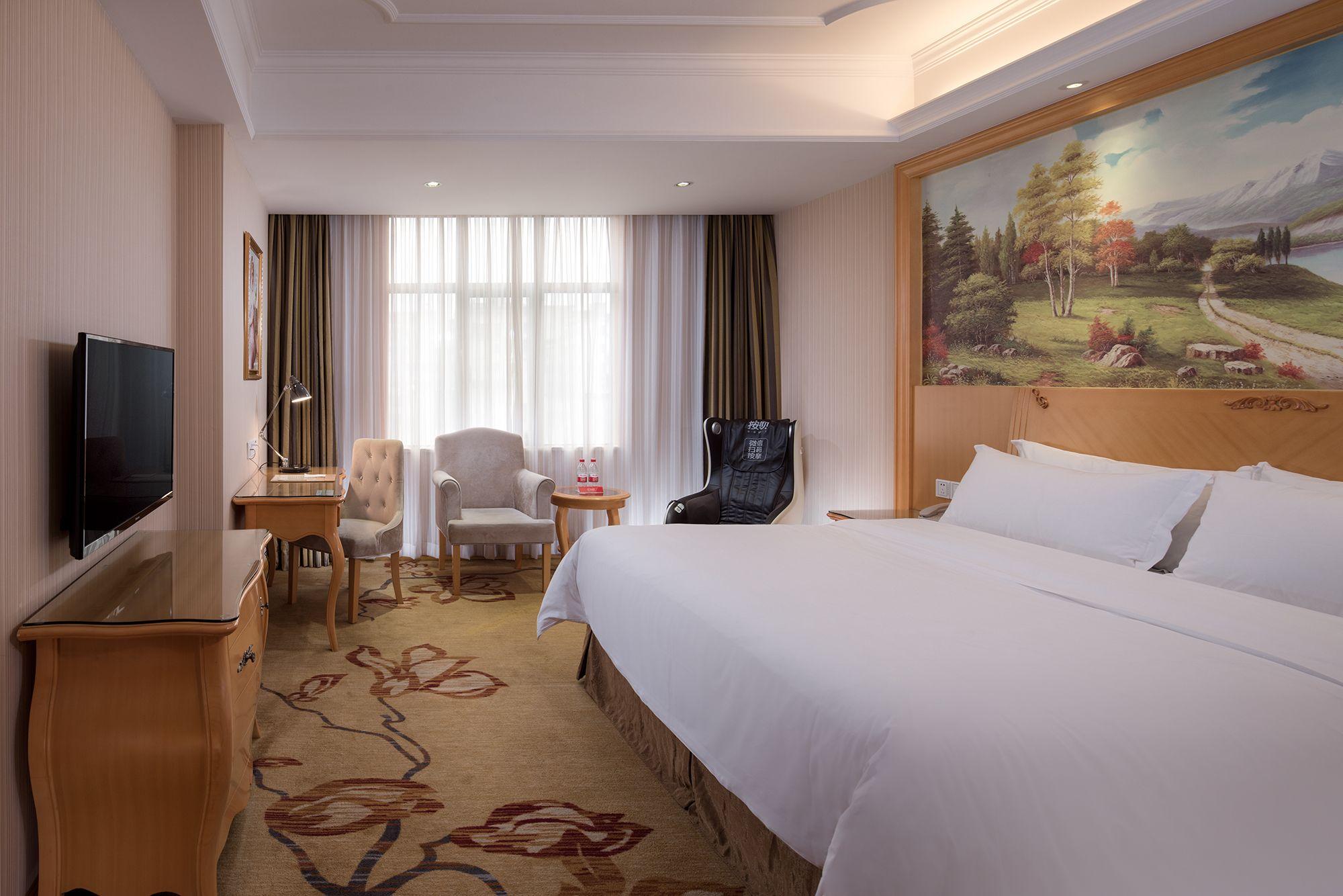 Deluxe, King Bed