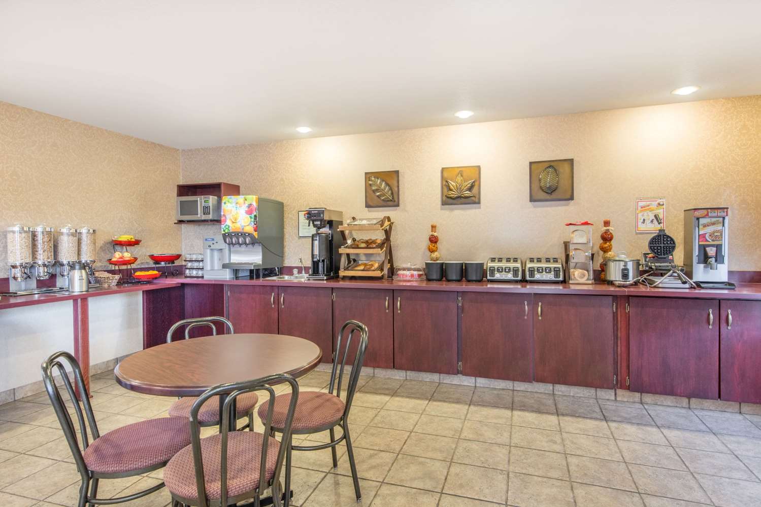 Ramada By Wyndham Lloydminster 19/27
