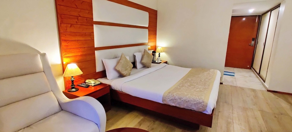 Whistling Pines Resort 15/50
