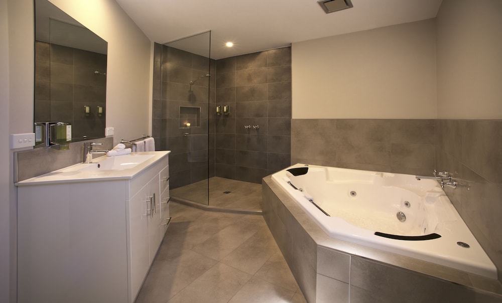 Spa, Luxury, Studio, King Bed، Boathouse Resort Studios & Suites 2/2
